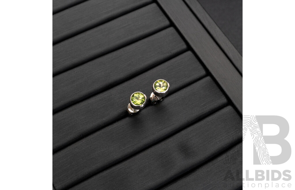 BRAND NEW - Sterling Silver Peridot Stud Earrings, 5.0mm, 1.61 Grams