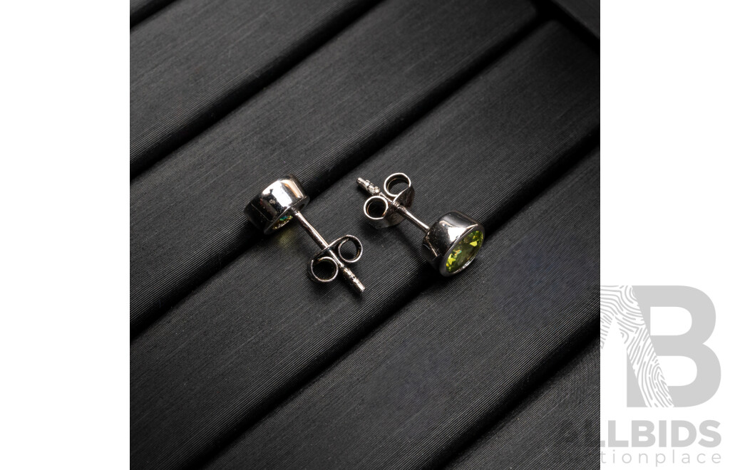 BRAND NEW - Sterling Silver Peridot Stud Earrings, 5.0mm, 1.61 Grams