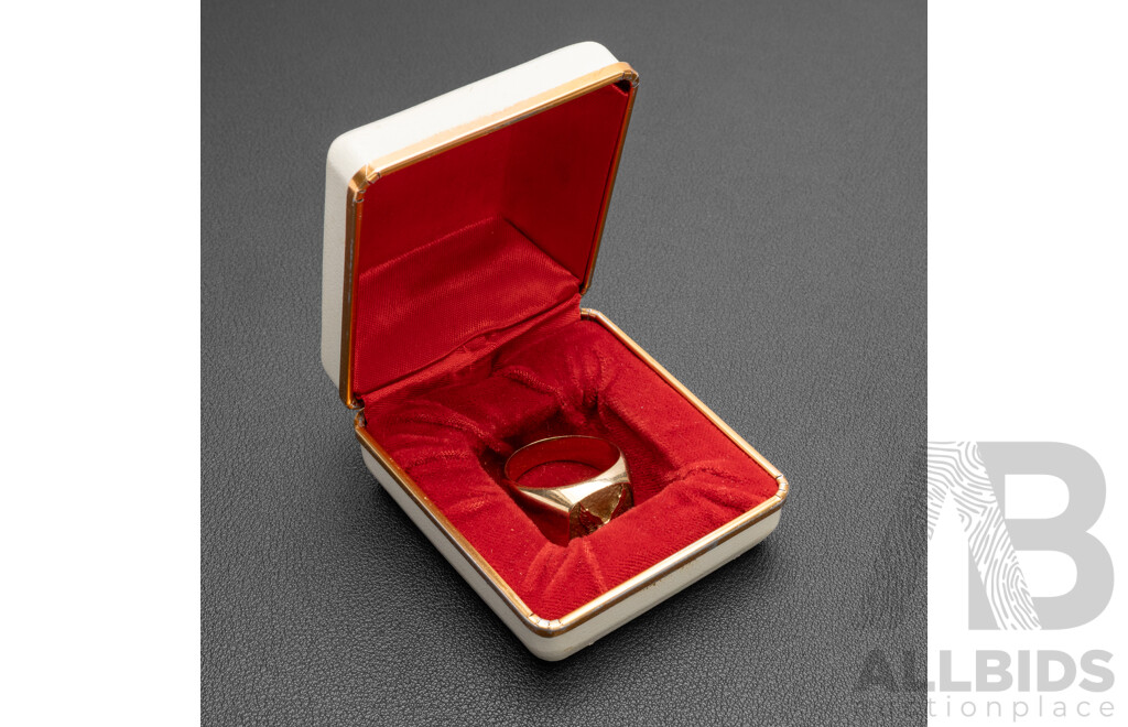 9ct Yellow Gold Signet Ring with Eagle Crest - Size U