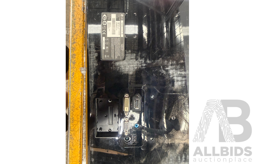 2x LG Flatron E2351VR LED 23Inch Monitors + Dual Monitor Desk Mount with USB Plugs