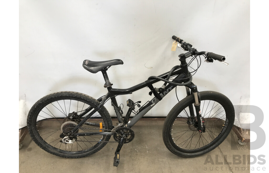Giant Alias 27 Speed Mountain Bike