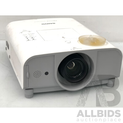 SANYO PLC-XT20 XGA 3LCD Projector