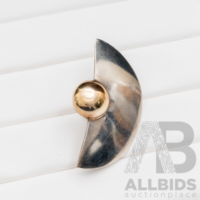 9ct White and Yellow Gold Native Half Moon Style Earring/Pin - 3.07gms