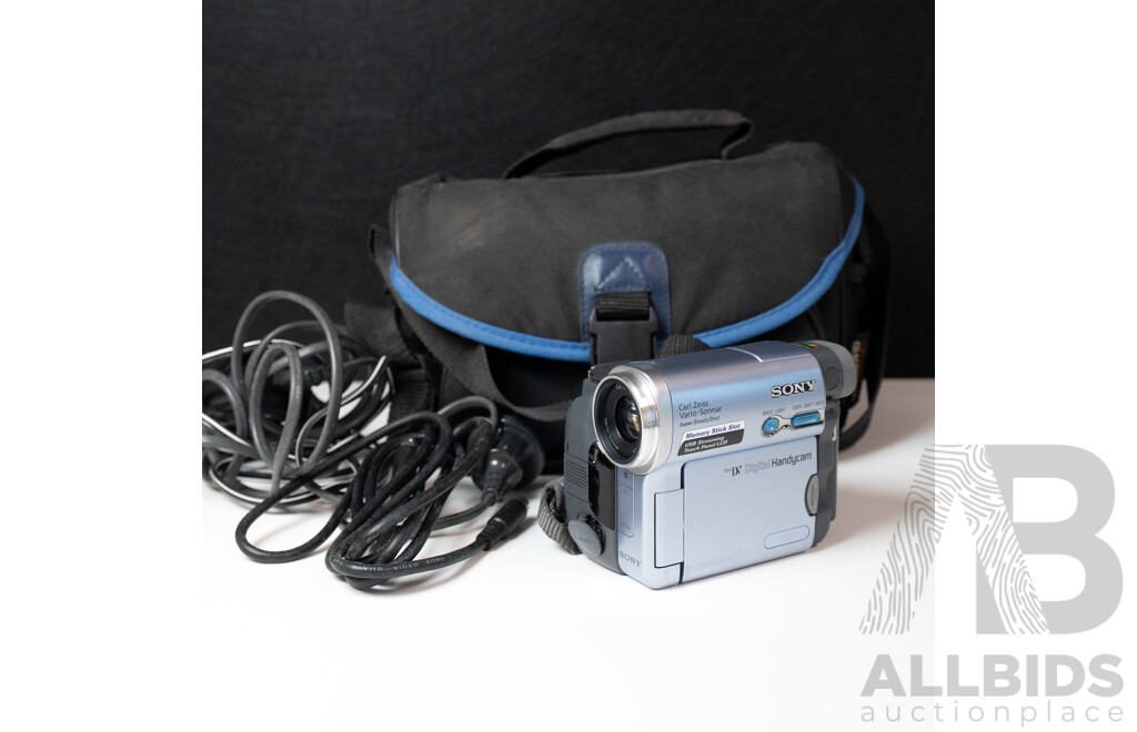 Sony DCR-TRV22E MiniDV Digital Handycam with Carry Bag and Cables