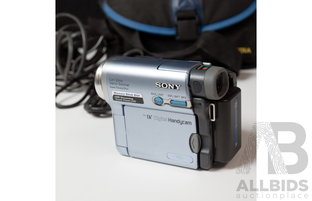 Sony DCR-TRV22E MiniDV Digital Handycam with Carry Bag and Cables