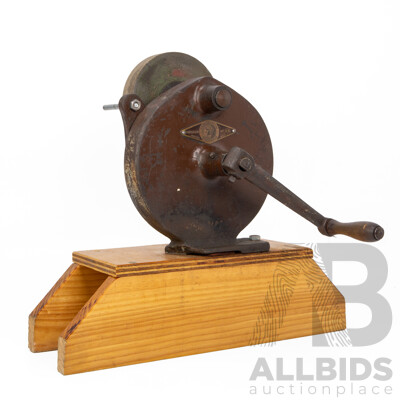 Vintage No 331hand Crank Carorundum Grinding Stone
