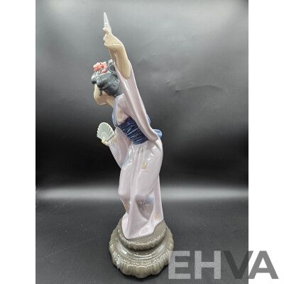 Lladro Japonesita Abanico Geisha Figurine – Model 4991