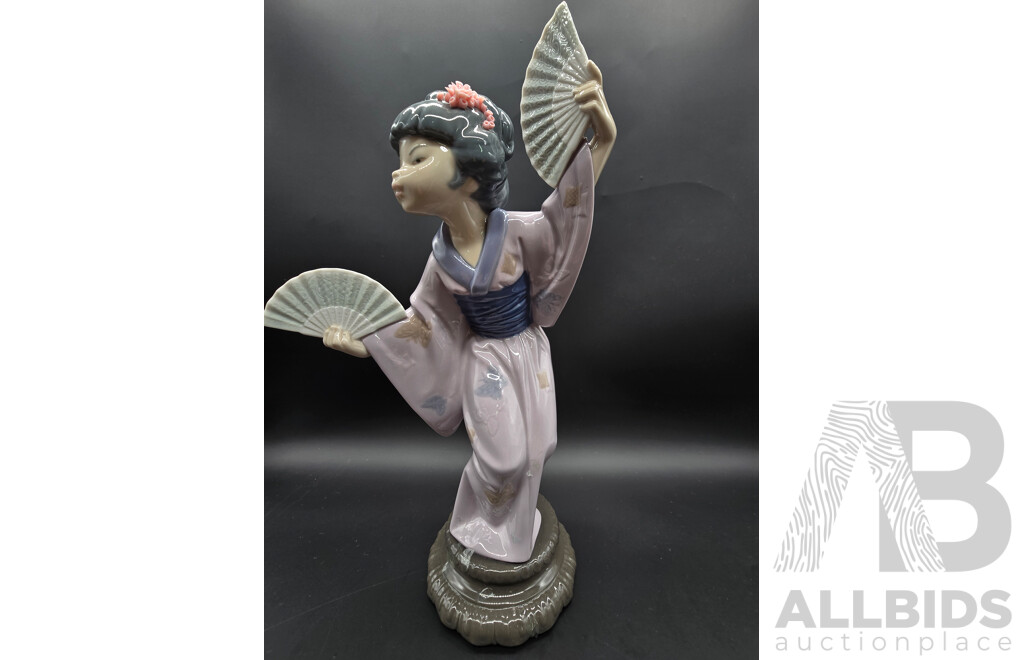 Lladro Japonesita Abanico Geisha Figurine – Model 4991