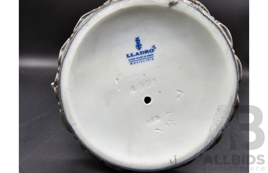 Lladro Japonesita Abanico Geisha Figurine – Model 4991