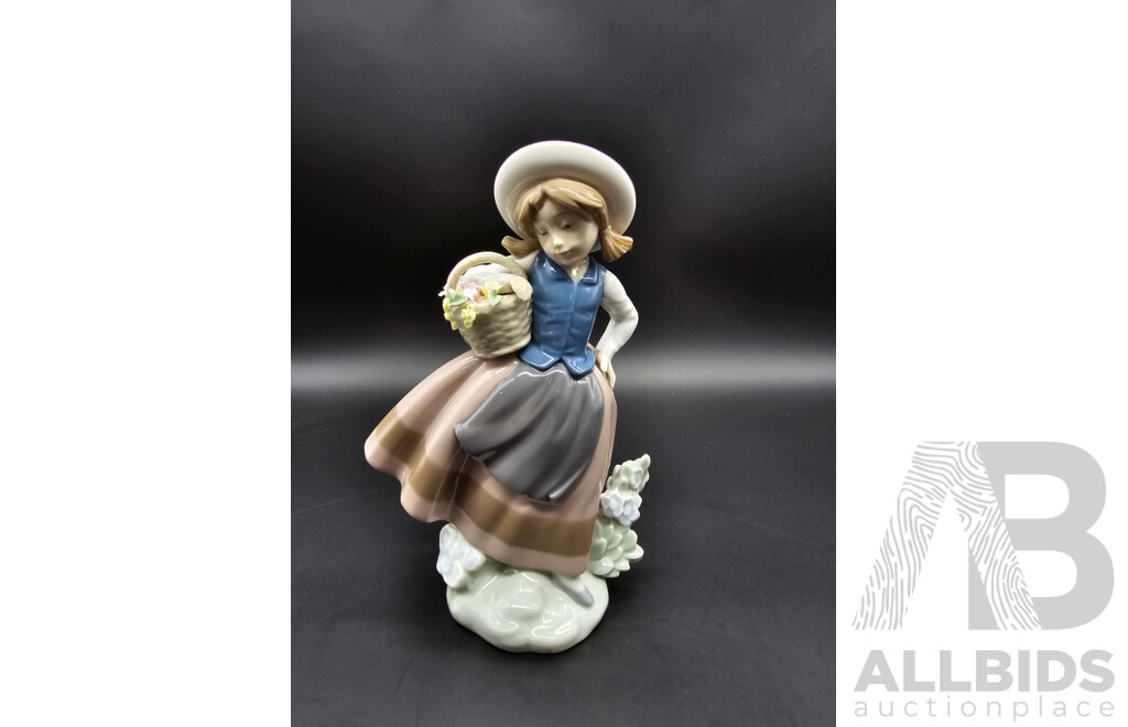 Lladro ‘Sweet Scent’ / ‘Linda Con Cesta’ Girl with Basket Figurine – Model 5221