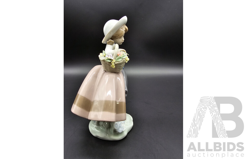 Lladro ‘Sweet Scent’ / ‘Linda Con Cesta’ Girl with Basket Figurine – Model 5221