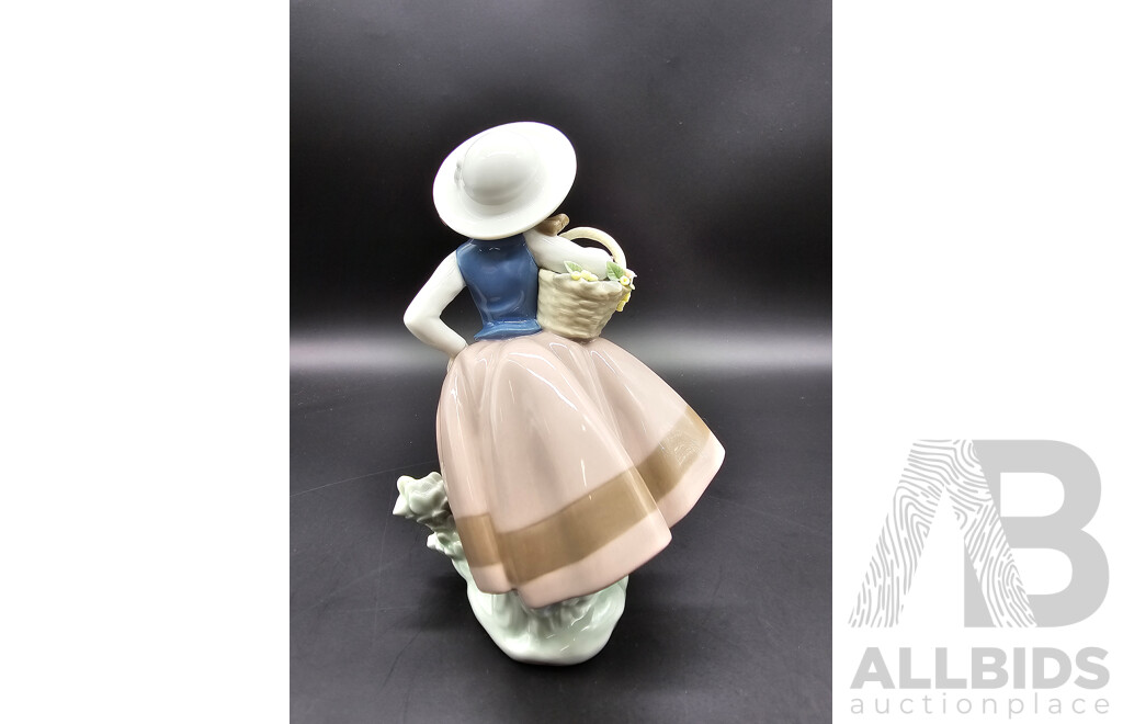 Lladro ‘Sweet Scent’ / ‘Linda Con Cesta’ Girl with Basket Figurine – Model 5221