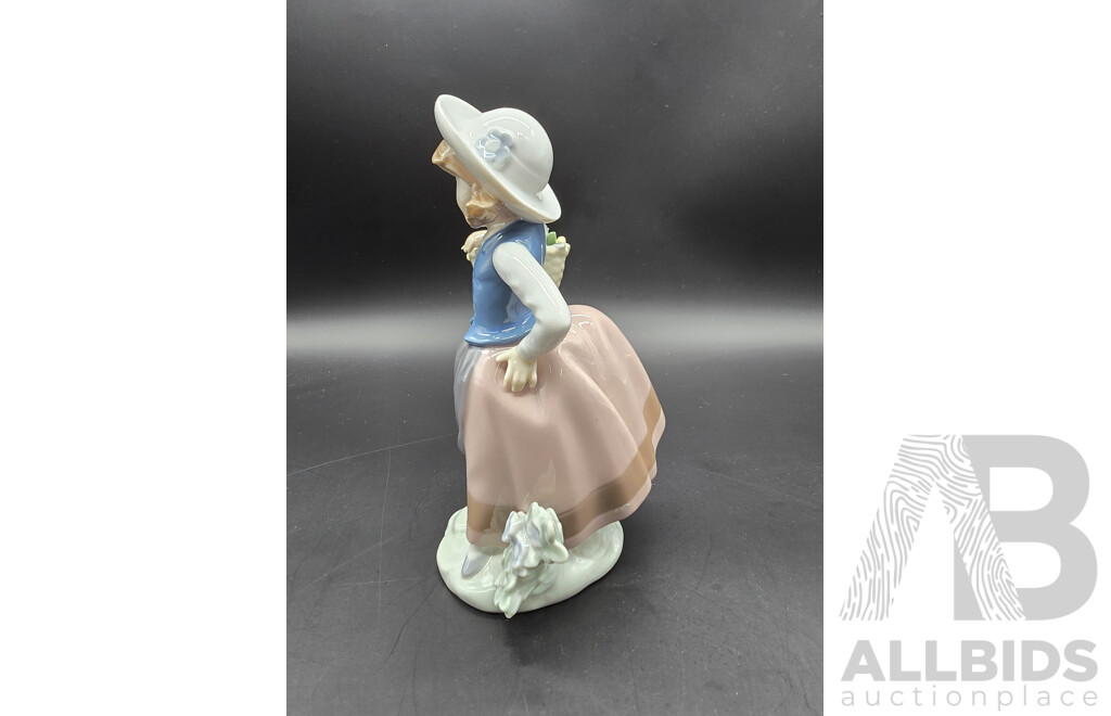 Lladro ‘Sweet Scent’ / ‘Linda Con Cesta’ Girl with Basket Figurine – Model 5221