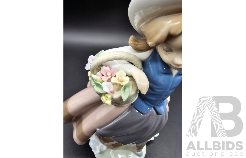 Lladro ‘Sweet Scent’ / ‘Linda Con Cesta’ Girl with Basket Figurine – Model 5221