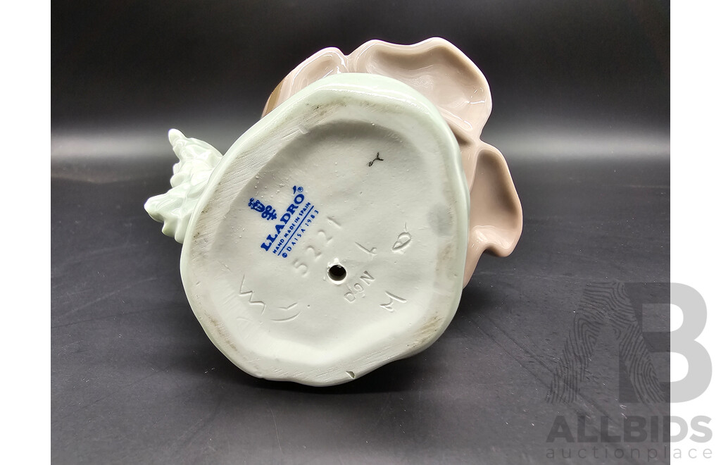 Lladro ‘Sweet Scent’ / ‘Linda Con Cesta’ Girl with Basket Figurine – Model 5221