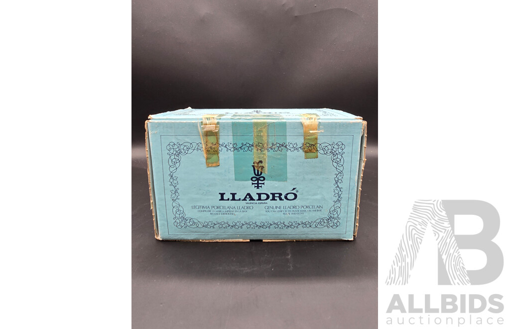 Lladro ‘Sweet Scent’ / ‘Linda Con Cesta’ Girl with Basket Figurine – Model 5221