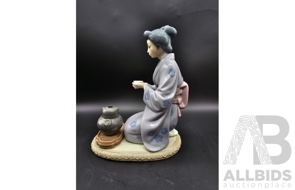 Lladro ‘August Moon’ Japanese Girl Serving Tea Figurine, Model 5122