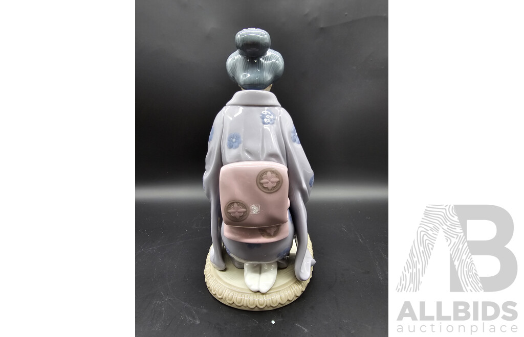 Lladro ‘August Moon’ Japanese Girl Serving Tea Figurine, Model 5122