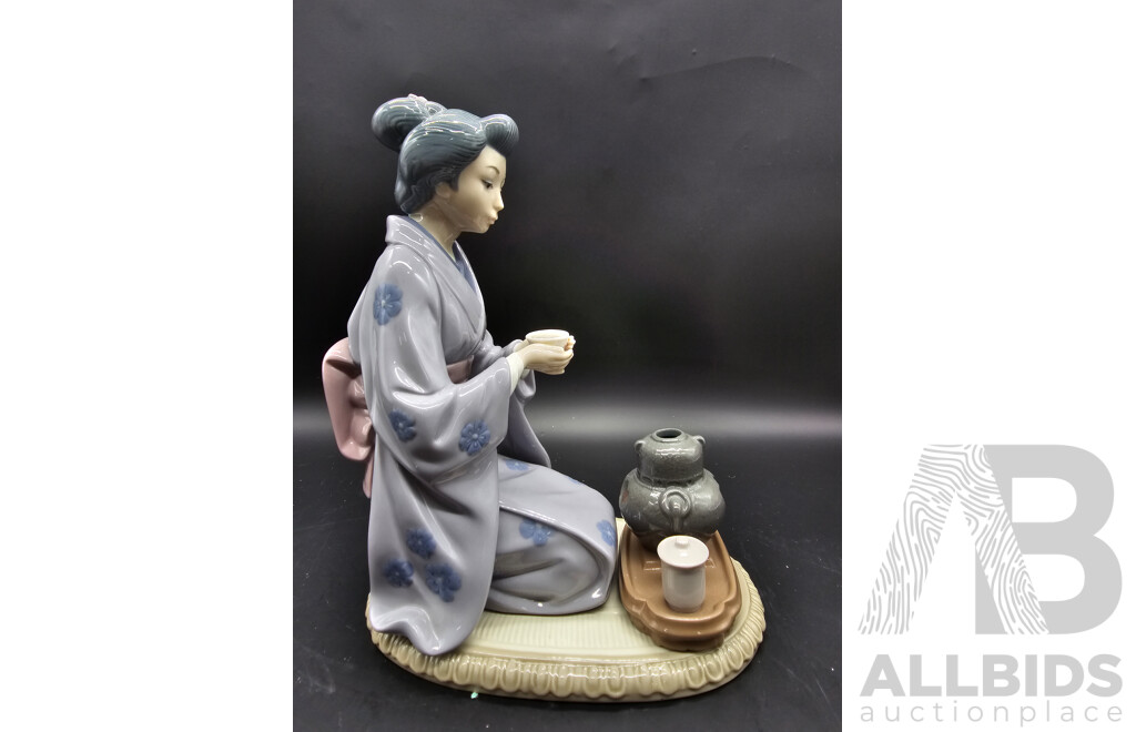 Lladro ‘August Moon’ Japanese Girl Serving Tea Figurine, Model 5122