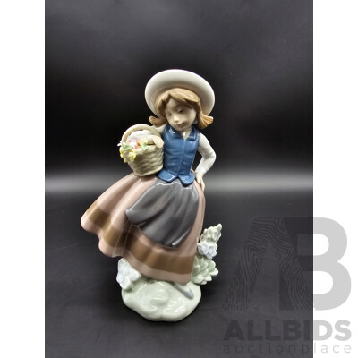 Lladro ‘Sweet Scent’ / ‘Linda Con Cesta’ Girl with Basket Figurine – Model 5221