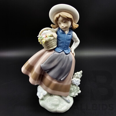 Lladro ‘Sweet Scent’ / ‘Linda Con Cesta’ Girl with Basket Figurine – Model 5221