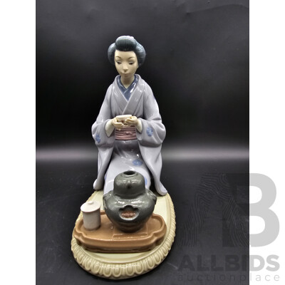 Lladro ‘August Moon’ Japanese Girl Serving Tea Figurine, Model 5122