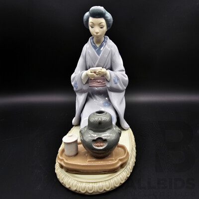 Lladro ‘August Moon’ Japanese Girl Serving Tea Figurine, Model 5122