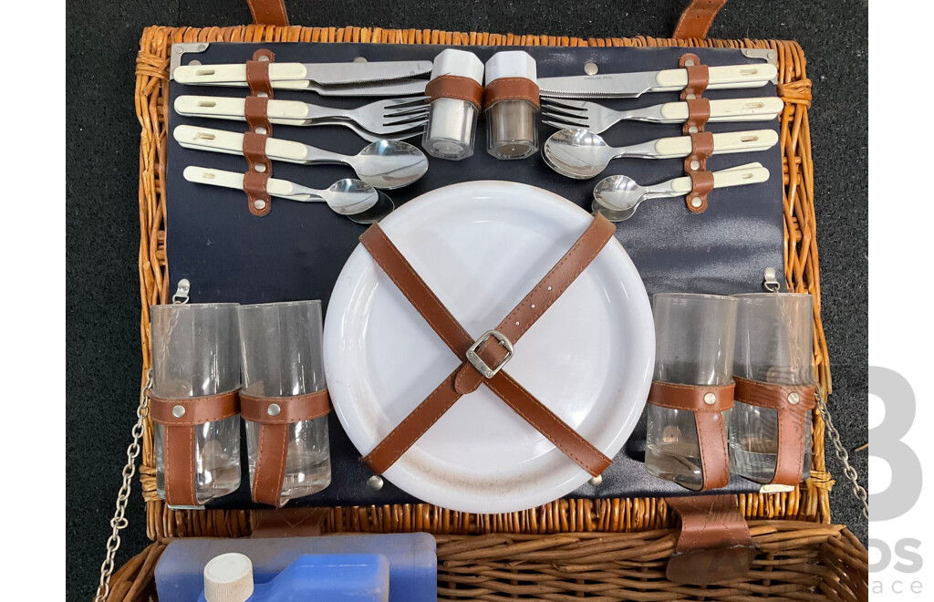 4-person Wicker Picnic Basket
