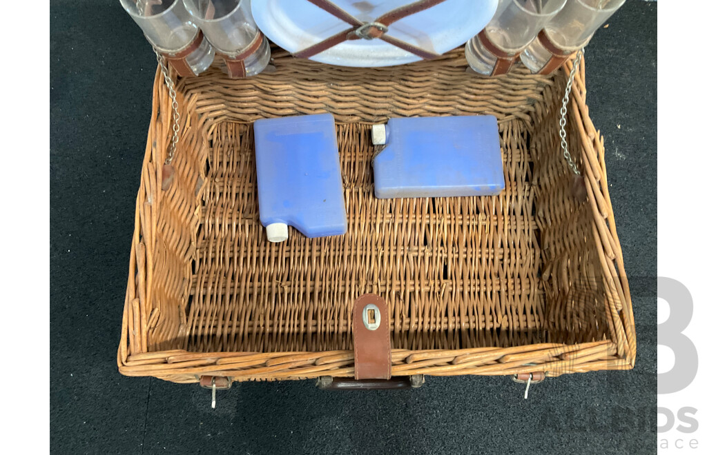 4-person Wicker Picnic Basket