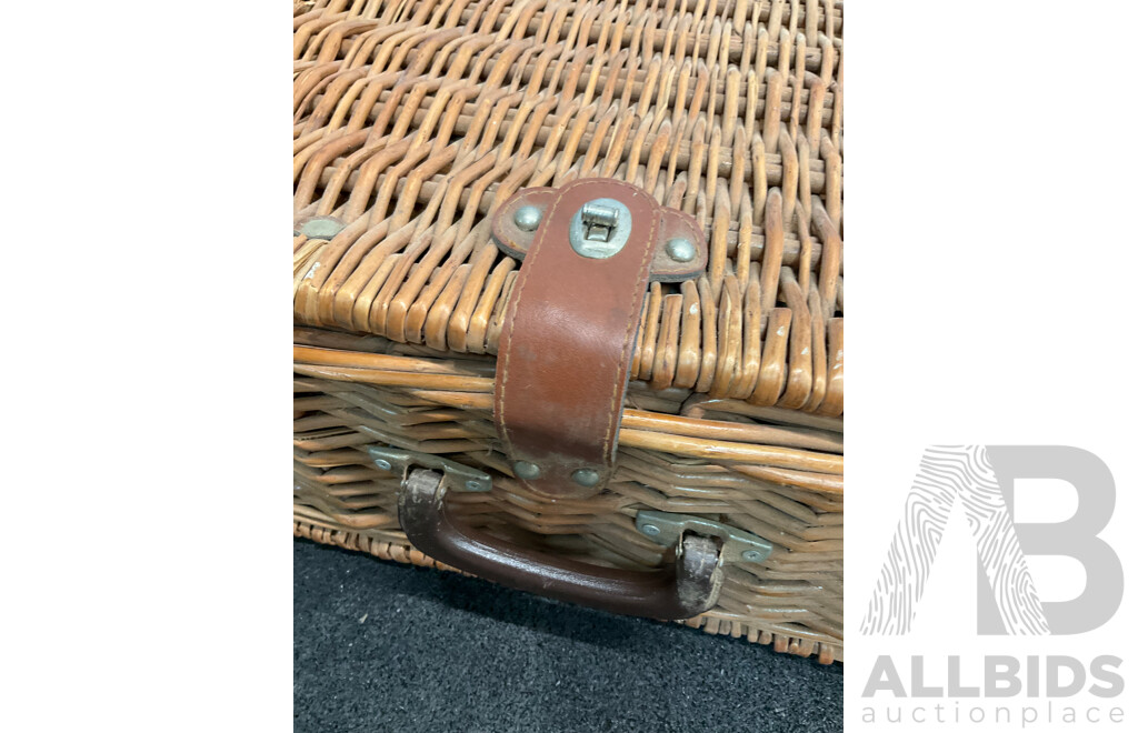 4-person Wicker Picnic Basket