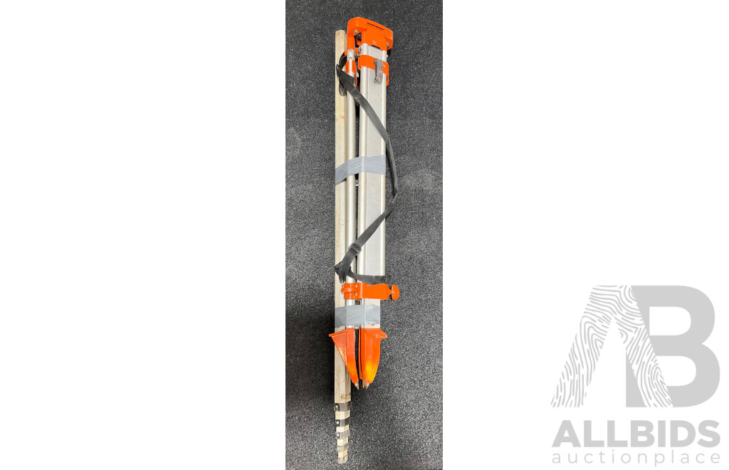 UNIVERSAL Level Telescoping Aluminum Tripod