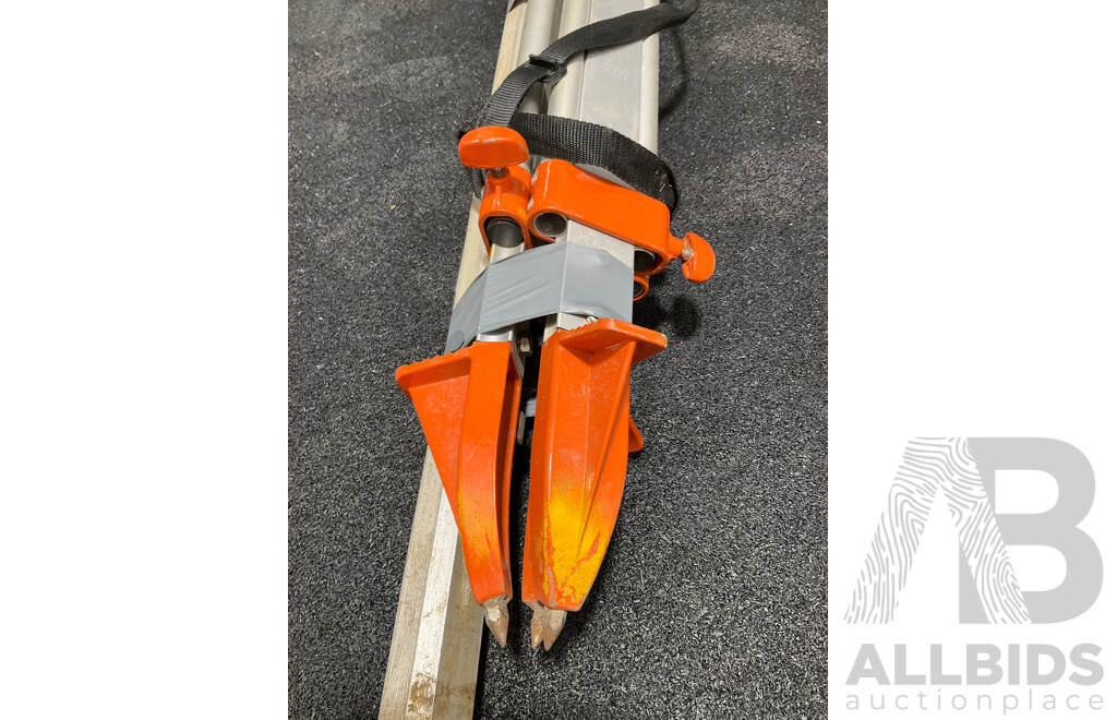 UNIVERSAL Level Telescoping Aluminum Tripod