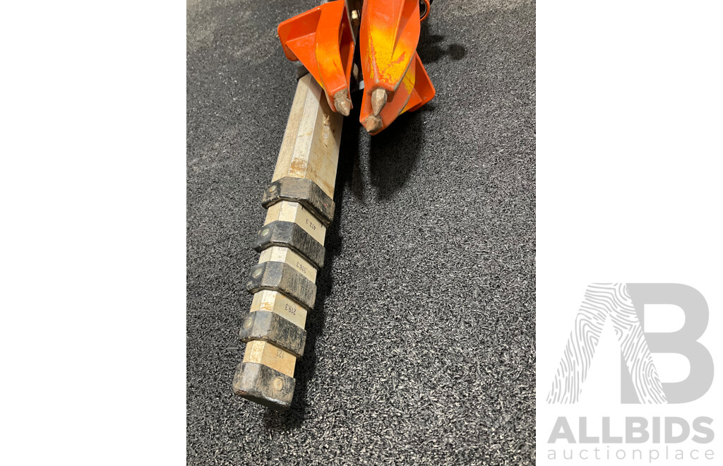 UNIVERSAL Level Telescoping Aluminum Tripod