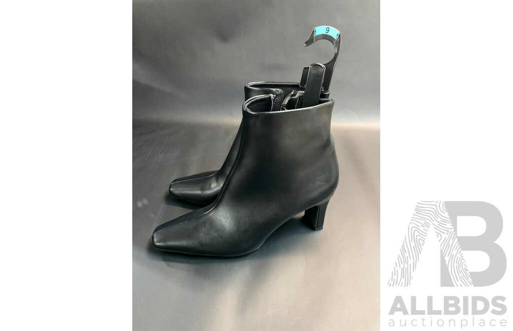 Assorted Men's and Women's Clothing and Shoes, Costume Jewellery  - Lot of 18