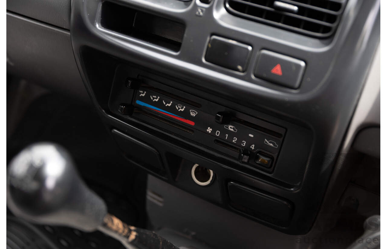 5/2013 Nissan Navara DX (4x2) D22 SERIES 5 C/Chas Polar White Turbo Diesel 2.5L