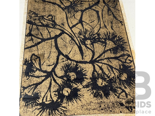 1662326 · Joan Smith ''Honeyeater & Gum Blossom'' Lino Print, 36 X 29 Cm (frame)