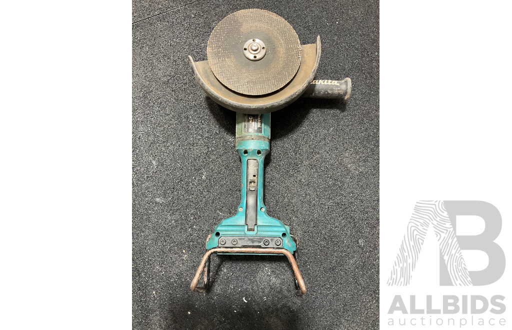 Assorted MAKITA 18V Tools and Batteries - Lot of 8