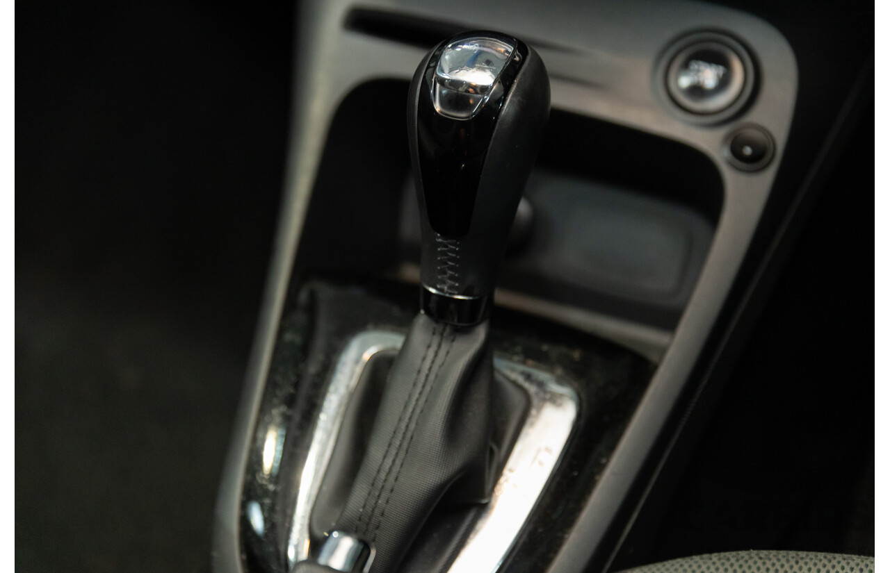 01/2016 Renault Captur Expression (FWD) J87 4d Wagon Ivory White Turbo 1.2L