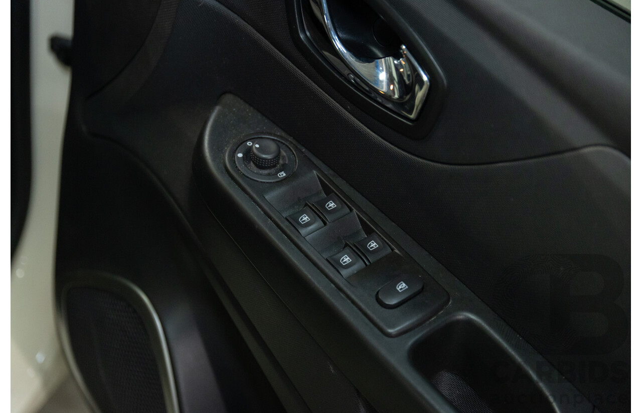 01/2016 Renault Captur Expression (FWD) J87 4d Wagon Ivory White Turbo 1.2L