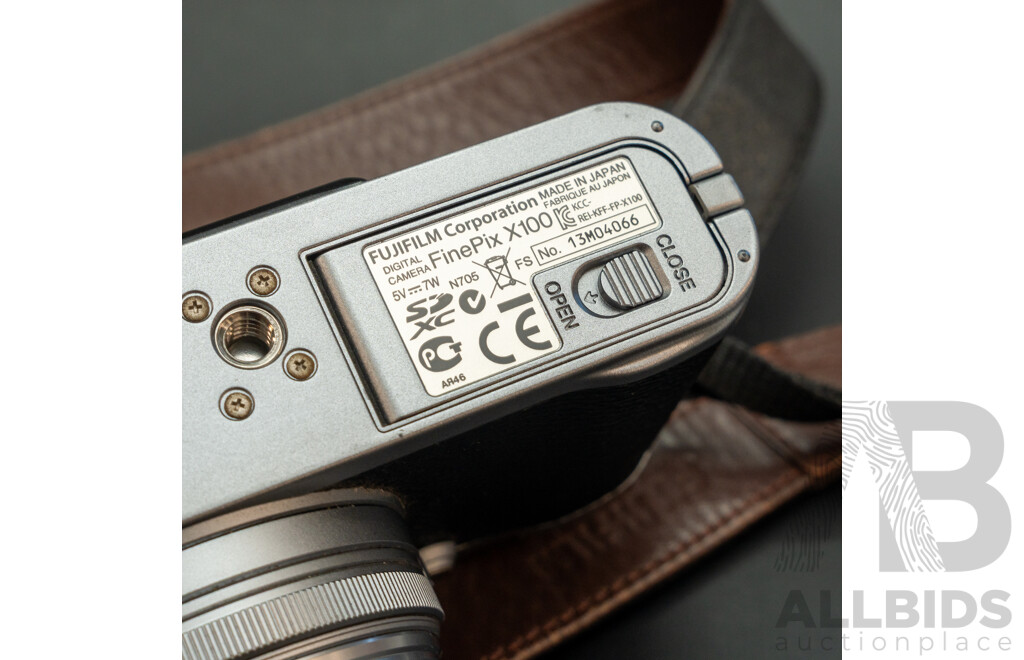 Fujifilm Finepix X100 Digital Camera