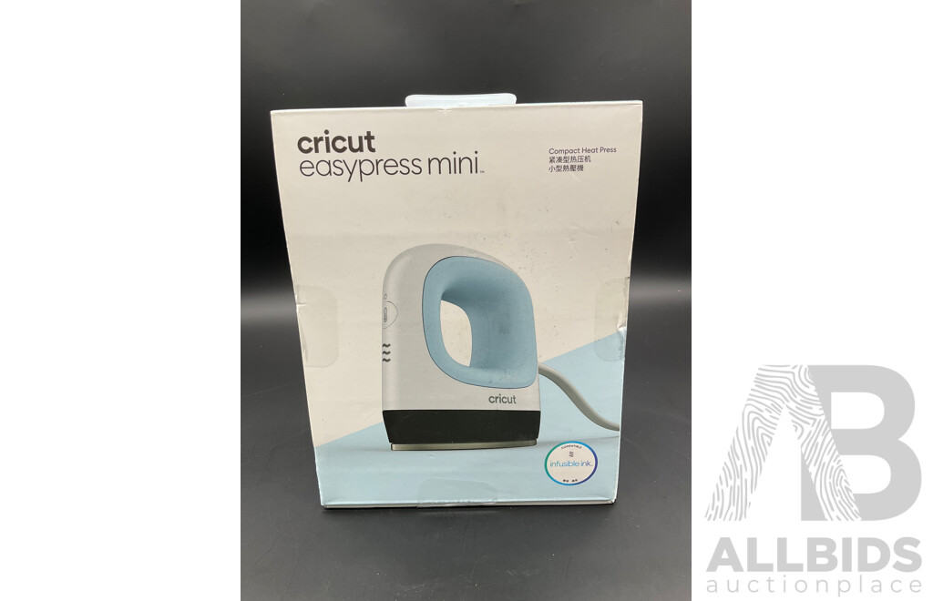 CRICUT Easy Press Mini - Compact Heat Press