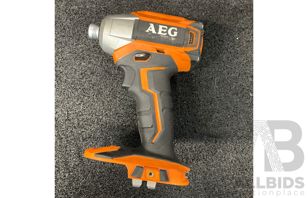 AEG BSS18C12Z Impact Wrench & Impact Driver with Battery, Charger and Carry Bag & a Case of Impact Socket Set