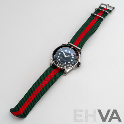 2016 Gucci YA136209 Dive Black Dial 45mm Stainless Steel XL Collection Men's Watch