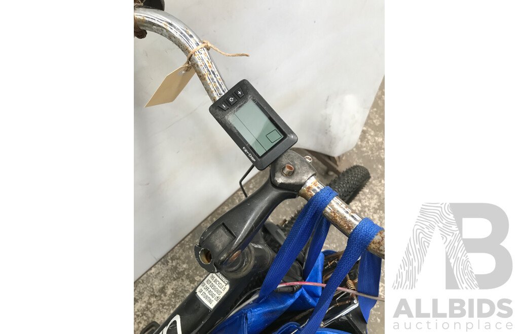 Fuji Crosstown 8 Speed Hybrid Bike