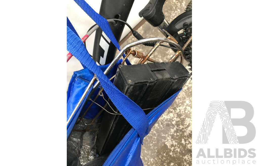 Fuji Crosstown 8 Speed Hybrid Bike