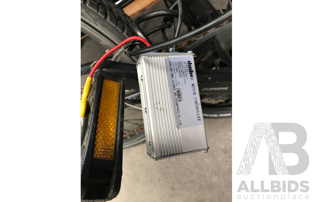 Fuji Crosstown 8 Speed Hybrid Bike