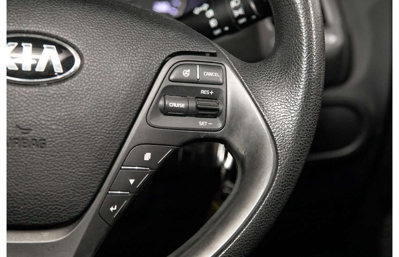 09/2015 Kia Cerato S (FWD) YD MY15 5d Hatchback Silky Silver Metallic 1.8L