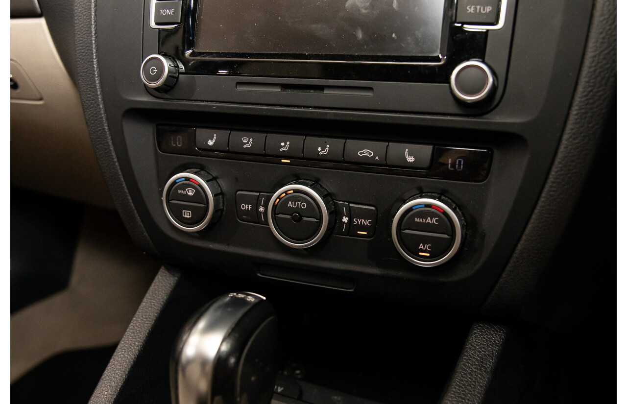 11/2012 Volkswagen Jetta 147 TSI Highline 1KM MY13 4d Sedan Candy White Turbo 2.0L