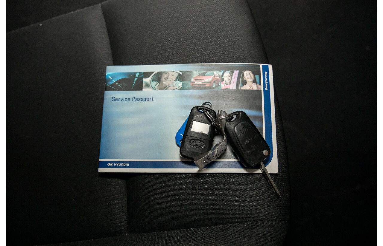 6/2009 Hyundai i30 SX 1.6 CRDi FD MY09 5d Hatchback Vivid Blue Turbo Diesel 1.6L