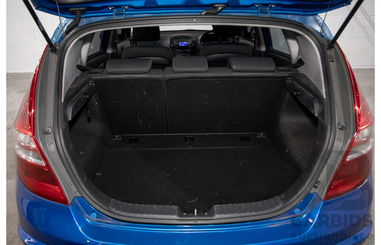 6/2009 Hyundai i30 SX 1.6 CRDi FD MY09 5d Hatchback Vivid Blue Turbo Diesel 1.6L